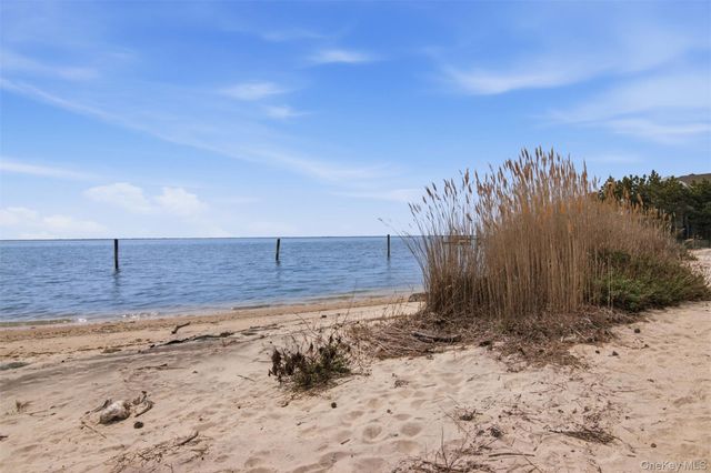 21 Shore Drive W, Copiague, NY 11726