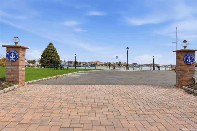 21 Shore Drive W, Copiague, NY 11726