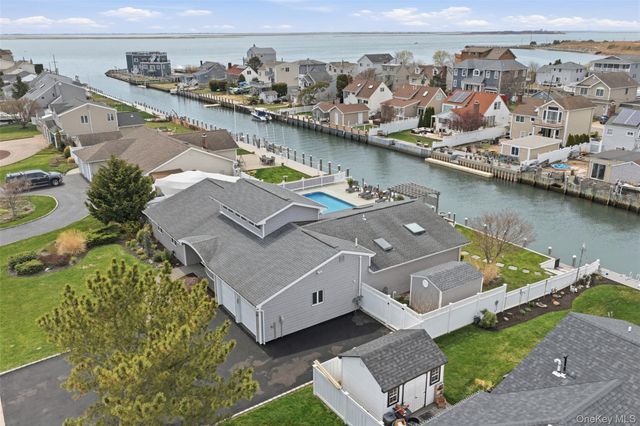 21 Shore Drive W, Copiague, NY 11726
