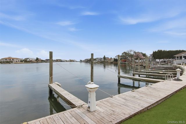 21 Shore Drive W, Copiague, NY 11726