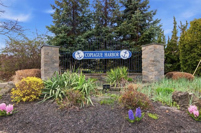 21 Shore Drive W, Copiague, NY 11726