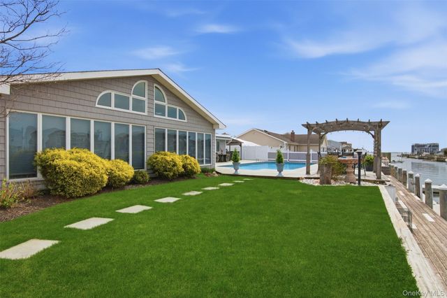 21 Shore Drive W, Copiague, NY 11726