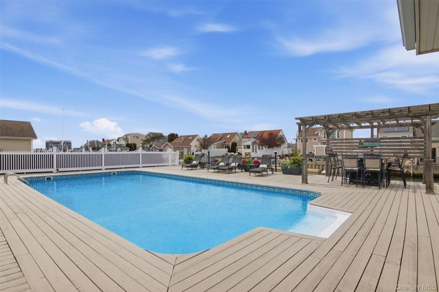 21 Shore Drive W, Copiague, NY 11726