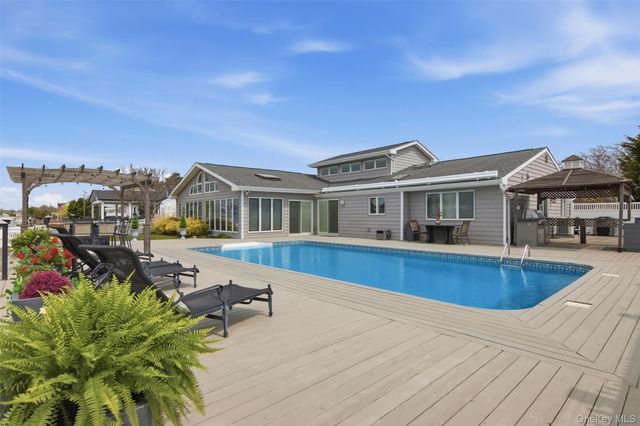 21 Shore Drive W, Copiague, NY 11726
