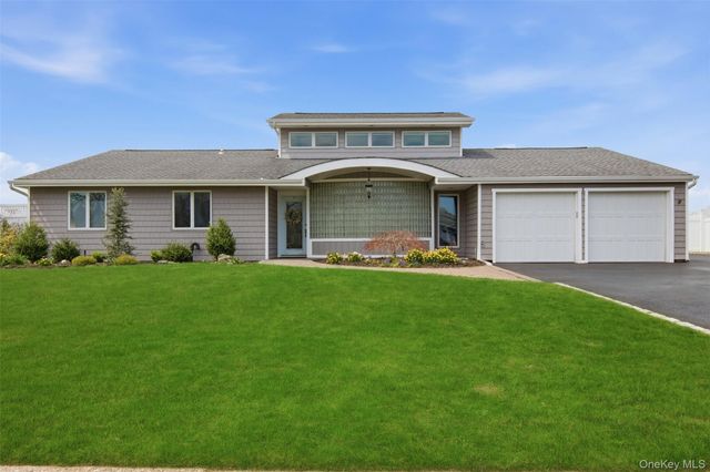 21 Shore Drive W, Copiague, NY 11726