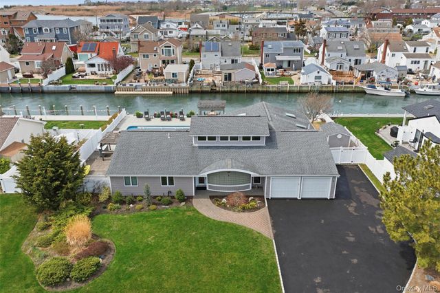 21 Shore Drive W, Copiague, NY 11726