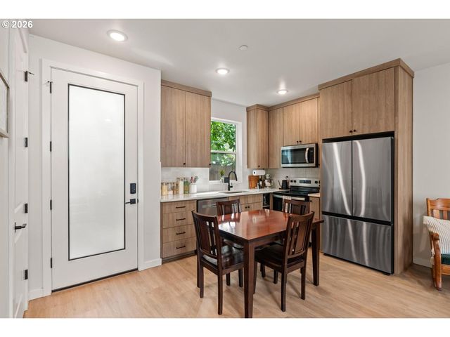 64 Ne STANTON St, Portland, OR 97212