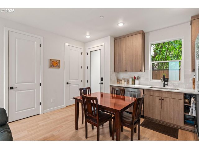 64 Ne STANTON St, Portland, OR 97212
