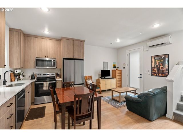 64 Ne STANTON St, Portland, OR 97212