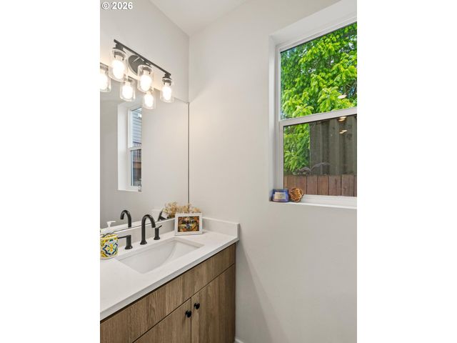 64 Ne STANTON St, Portland, OR 97212