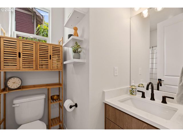 64 Ne STANTON St, Portland, OR 97212