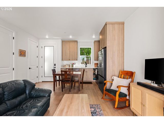 64 Ne STANTON St, Portland, OR 97212