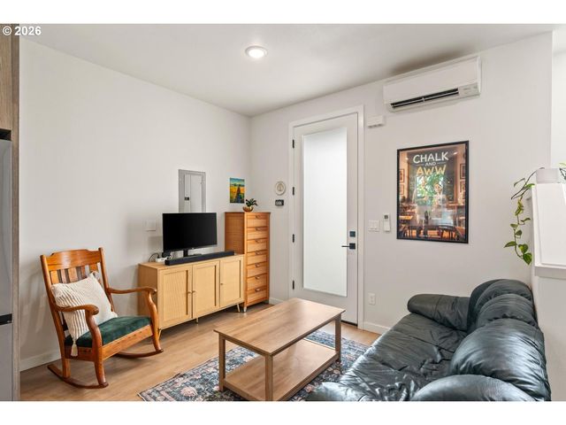 64 Ne STANTON St, Portland, OR 97212