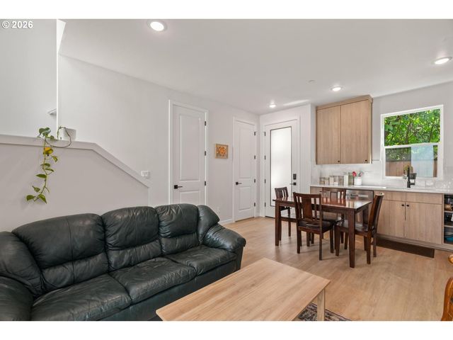 64 Ne STANTON St, Portland, OR 97212
