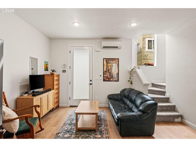 64 Ne STANTON St, Portland, OR 97212