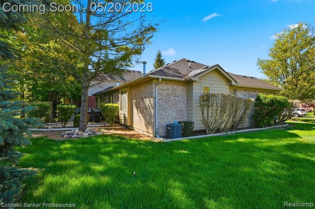21527 N Tangel Drive, Macomb, MI 48044