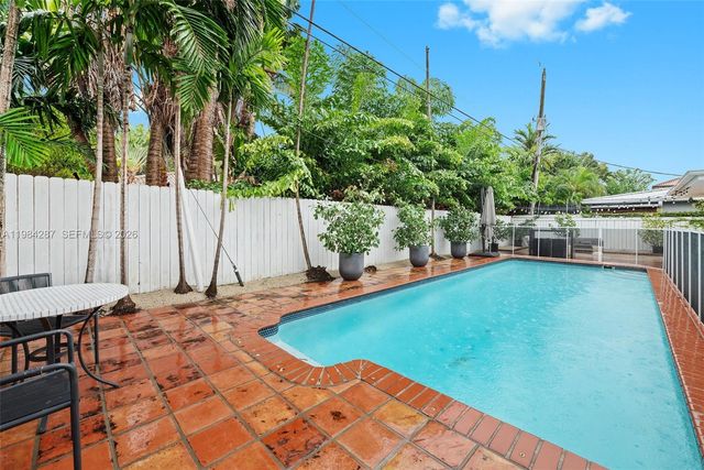 200 W Mashta Dr, Key Biscayne, FL 33149