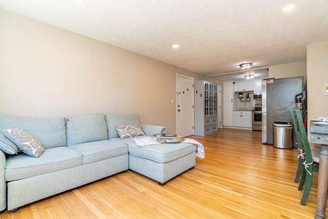 1075 Chestnut St 6, Newton, MA 02464