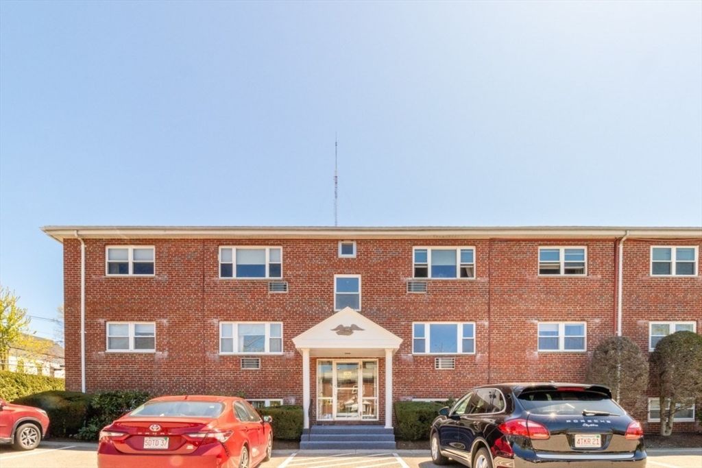 1075 Chestnut St 6, Newton, MA 02464