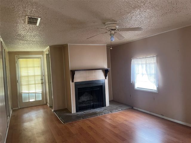 406 S Austin Street, Wolfe City, TX 75496