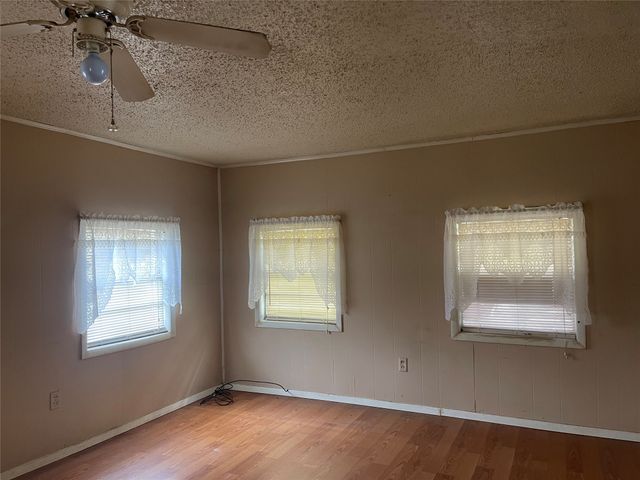 406 S Austin Street, Wolfe City, TX 75496