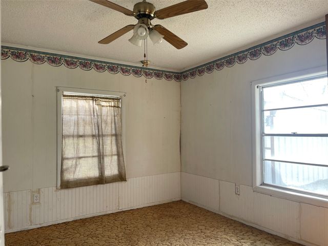 406 S Austin Street, Wolfe City, TX 75496