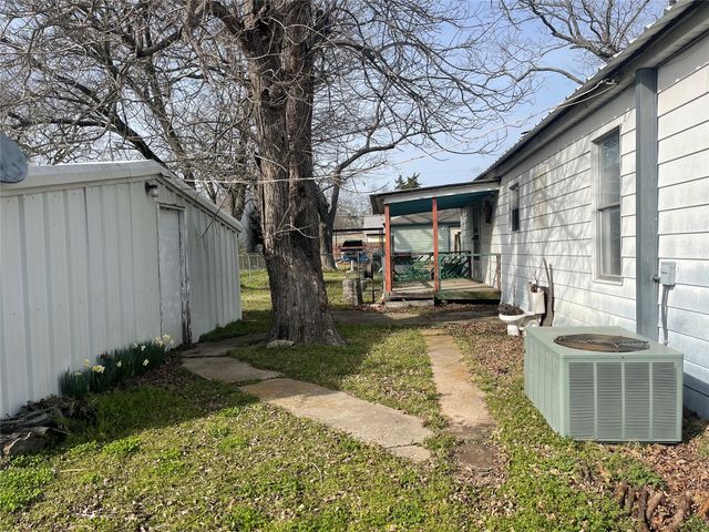 406 S Austin Street, Wolfe City, TX 75496