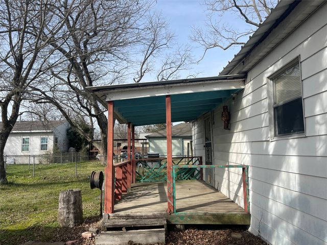 406 S Austin Street, Wolfe City, TX 75496