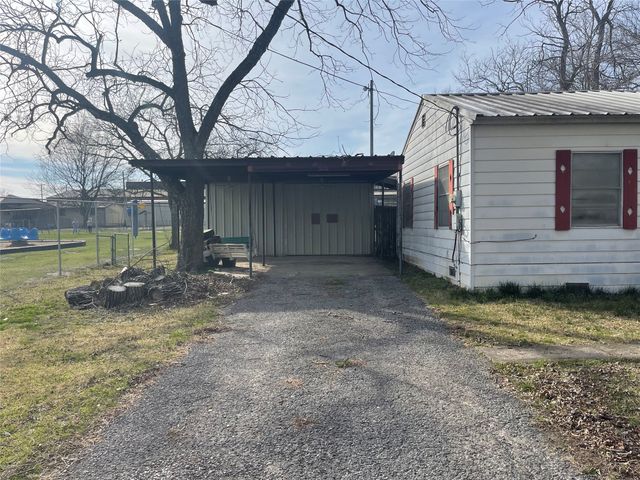 406 S Austin Street, Wolfe City, TX 75496