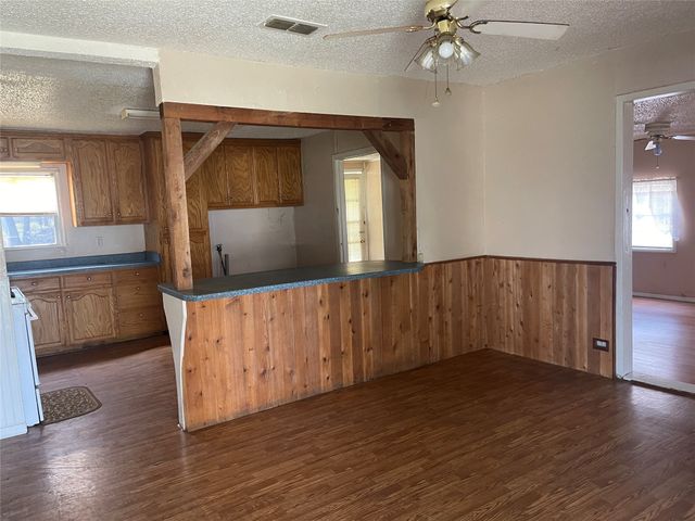 406 S Austin Street, Wolfe City, TX 75496