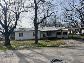406 S Austin Street, Wolfe City, TX 75496