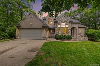 13445 Chateau Cove Drive, Groveland Township, MI 48442