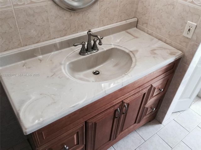 2780 W 76th St 205, Hialeah, FL 33016