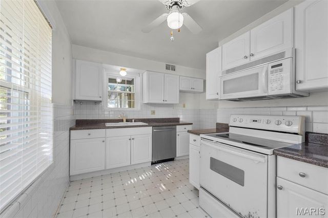 1025 Glenmoor Lane, St Louis, MO 63122