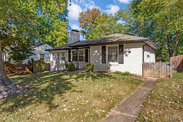 1025 Glenmoor Lane, St Louis, MO 63122