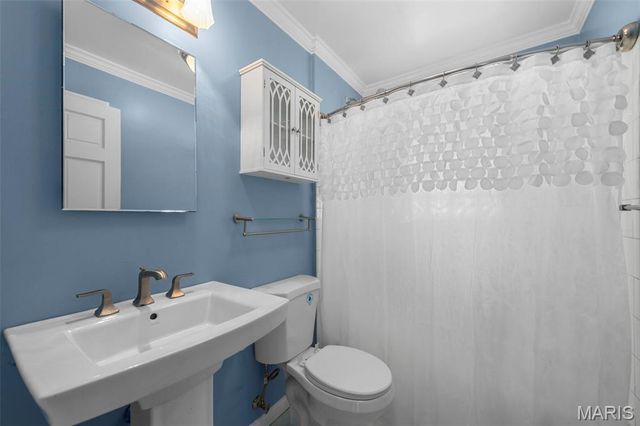 1025 Glenmoor Lane, St Louis, MO 63122