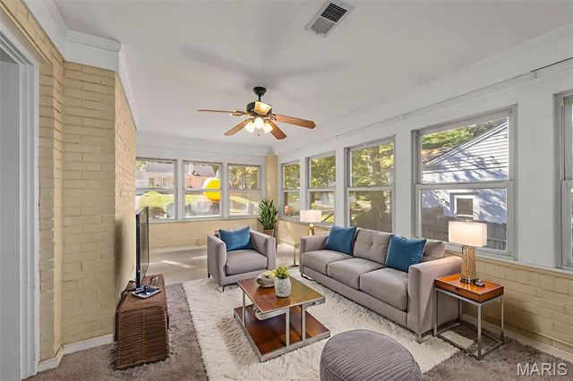 1025 Glenmoor Lane, St Louis, MO 63122