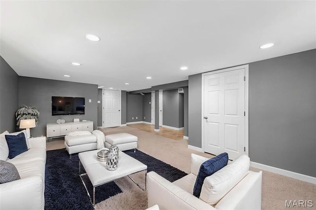 1025 Glenmoor Lane, St Louis, MO 63122