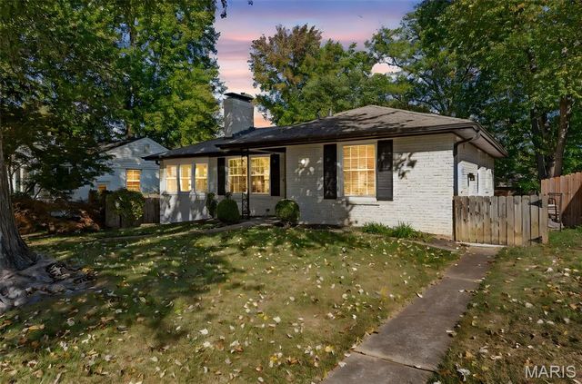 1025 Glenmoor Lane, St Louis, MO 63122