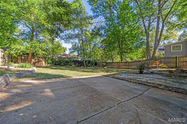 1025 Glenmoor Lane, St Louis, MO 63122