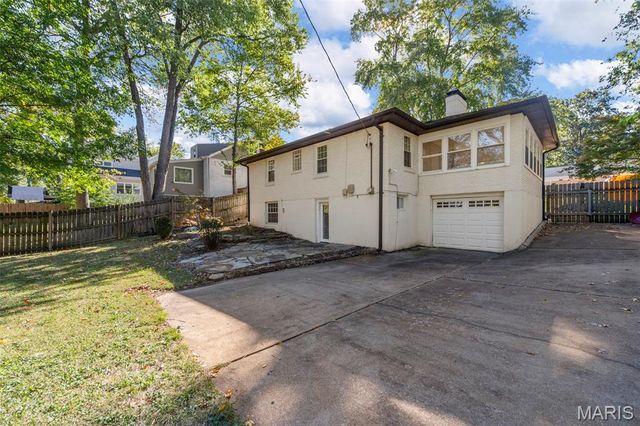 1025 Glenmoor Lane, St Louis, MO 63122