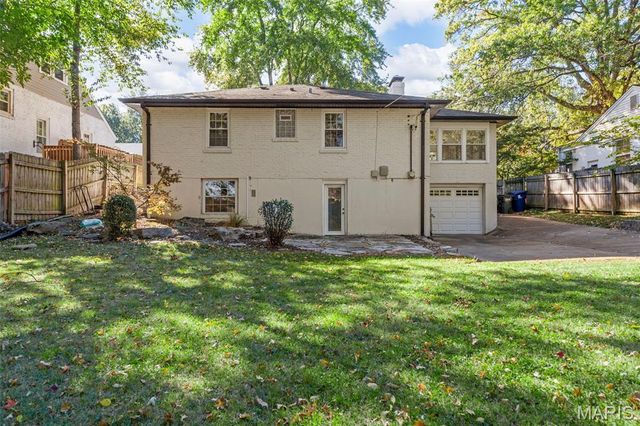 1025 Glenmoor Lane, St Louis, MO 63122