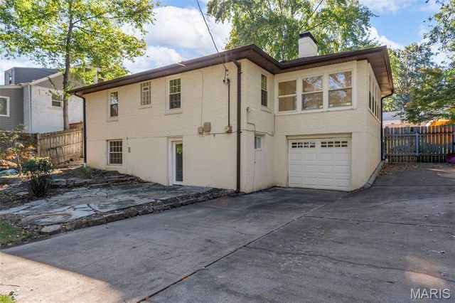 1025 Glenmoor Lane, St Louis, MO 63122