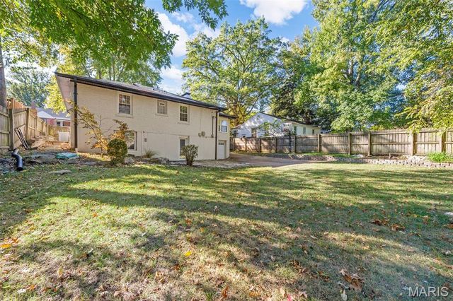 1025 Glenmoor Lane, St Louis, MO 63122