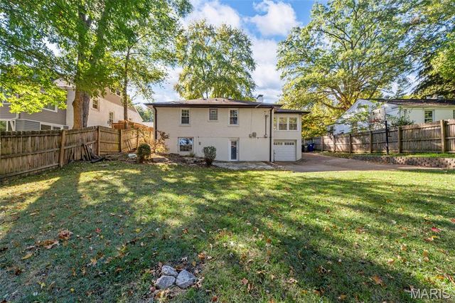 1025 Glenmoor Lane, St Louis, MO 63122