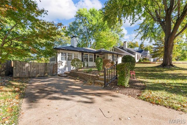 1025 Glenmoor Lane, St Louis, MO 63122