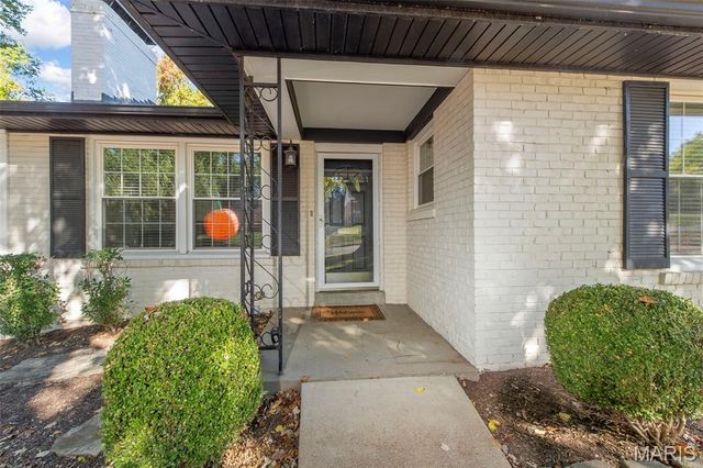 1025 Glenmoor Lane, St Louis, MO 63122