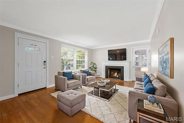 1025 Glenmoor Lane, St Louis, MO 63122