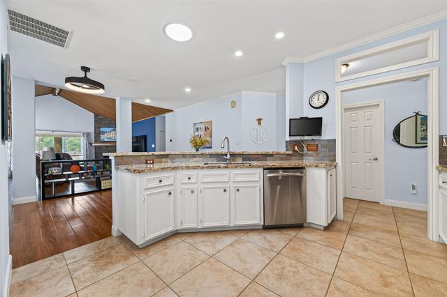 211 Lake Walden Cove, Montgomery, TX 77356