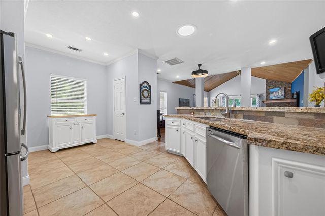 211 Lake Walden Cove, Montgomery, TX 77356